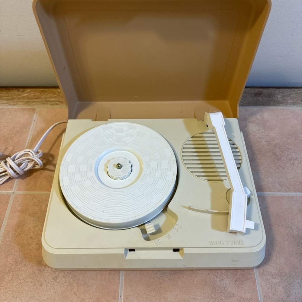 Ertl Portable Beige Record Player Turntable - Compact Retro Design - Picture 2 of 4